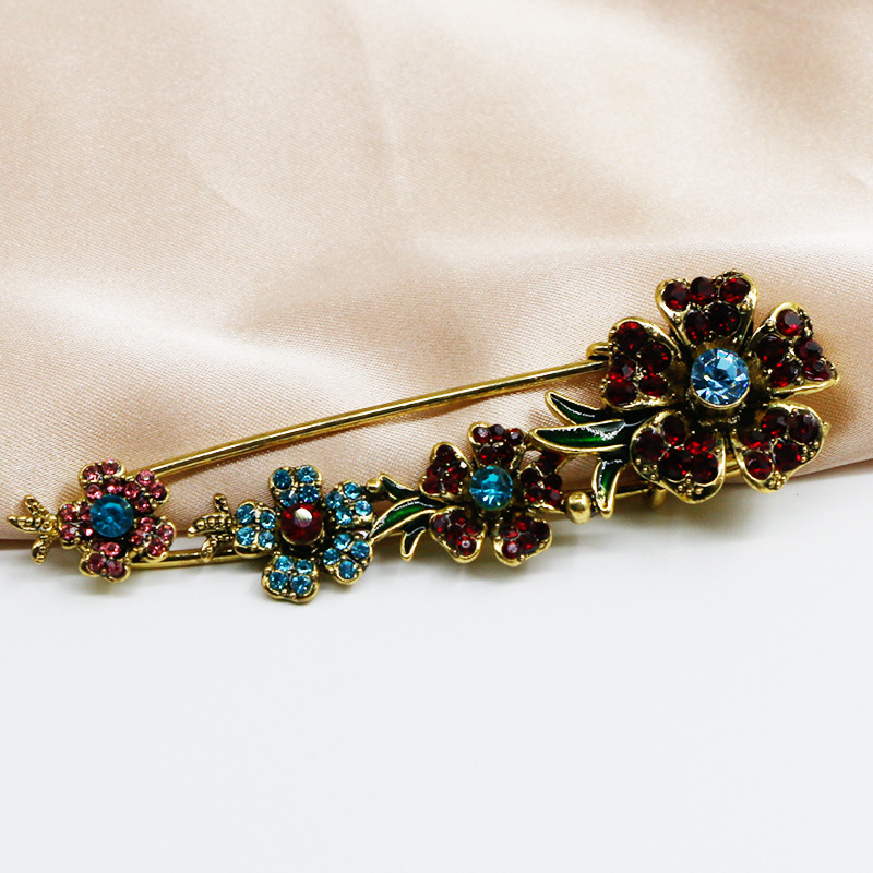 Брошка с цветя, сплав, инкрустирани изкуствени камъни, електроплакиране