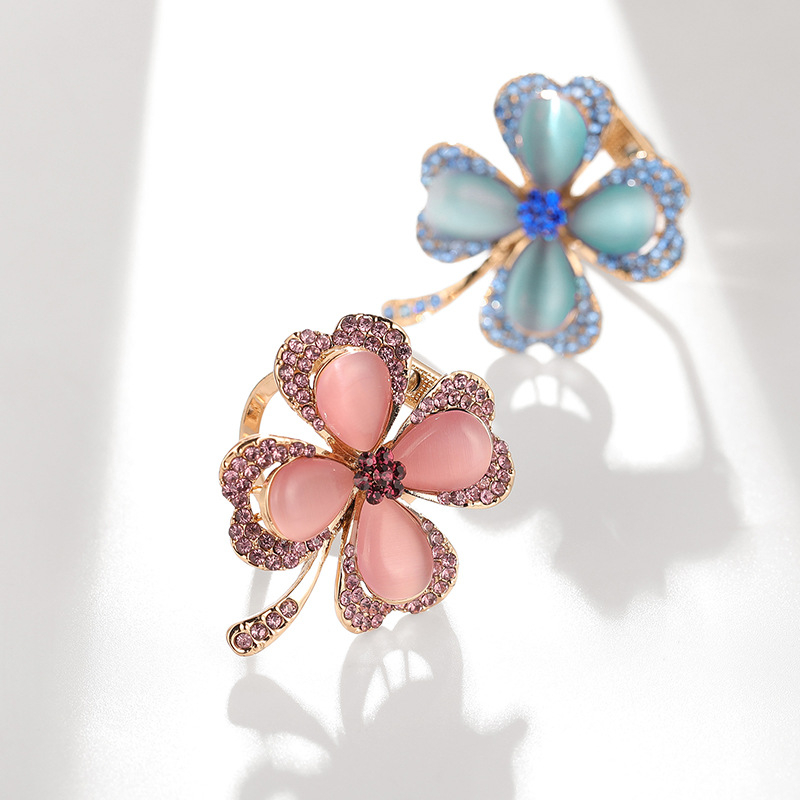 Брошка с мотив четирилистна детелина и камък котешко око — медна сплав, електроплатинаране, двойно използване: клип за шал и брошка за ревера