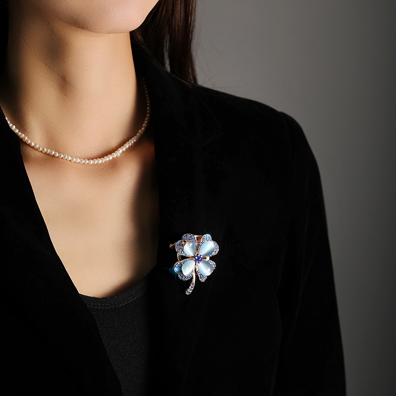 Брошка с мотив четирилистна детелина и камък котешко око — медна сплав, електроплатинаране, двойно използване: клип за шал и брошка за ревера