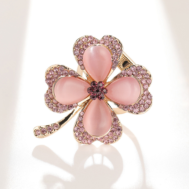 Брошка с мотив четирилистна детелина и камък котешко око — медна сплав, електроплатинаране, двойно използване: клип за шал и брошка за ревера