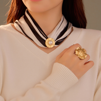 Titánacél gyűrű geometriai textúrával, női divatos stílus, elektroplatázott felület, utazási ajándékként