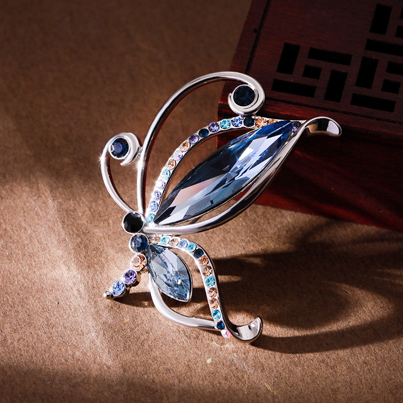 Broșă cu fluture pentru femei – accesoriu elegant pentru paltoane și eșarfe, aliaj de zinc, placare electrolitică, stil lux lejer, primăvara 2024