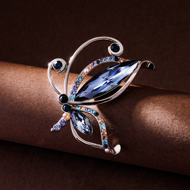 Broșă cu fluture pentru femei – accesoriu elegant pentru paltoane și eșarfe, aliaj de zinc, placare electrolitică, stil lux lejer, primăvara 2024