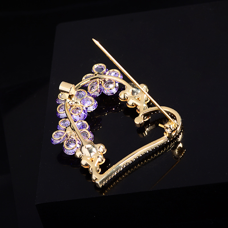 Broșă: cupru cu zirconiu încrustat; design inimă-flori; placare electrolitică; decorare, cadou