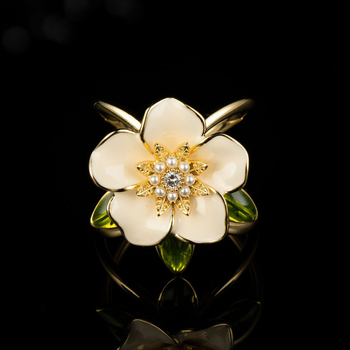 Broșă din cupru cu floare de gardenie, finisaj cu picături de ulei — accesoriu decorativ și memorial