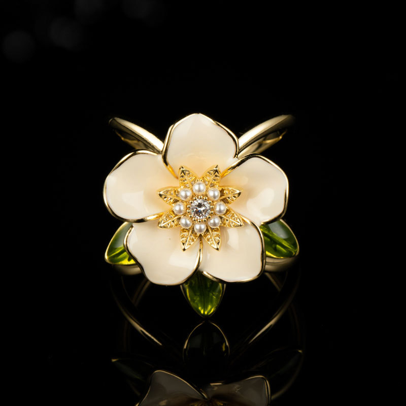 Broșă din cupru cu floare de gardenie, finisaj cu picături de ulei — accesoriu decorativ și memorial