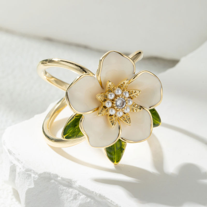 Broșă din cupru cu floare de gardenie, finisaj cu picături de ulei — accesoriu decorativ și memorial