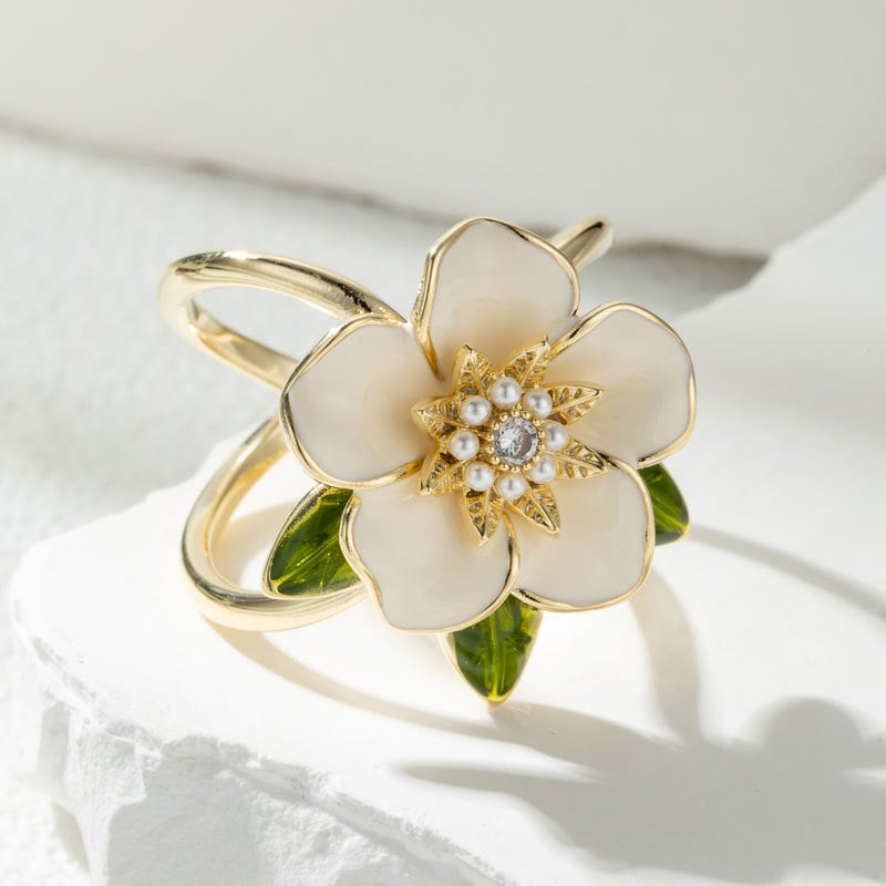 Broșă din cupru cu floare de gardenie, finisaj cu picături de ulei — accesoriu decorativ și memorial