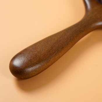 Szantálfa hajkefe légpárnás kialakítással, masszázsfunkcióval és gravírozott logóval