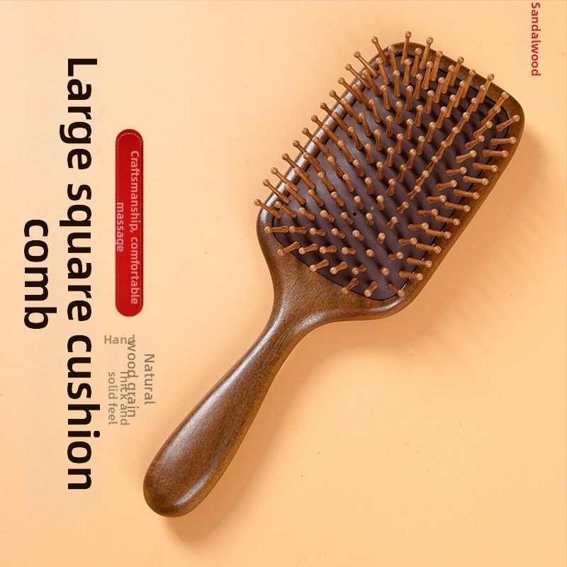 Szantálfa hajkefe légpárnás kialakítással, masszázsfunkcióval és gravírozott logóval