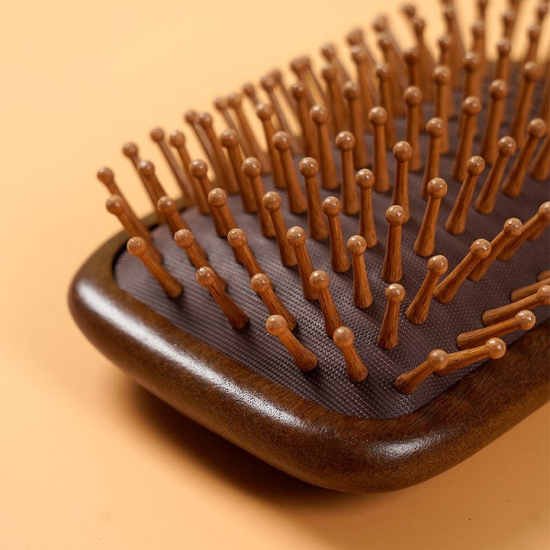 Szantálfa hajkefe légpárnás kialakítással, masszázsfunkcióval és gravírozott logóval