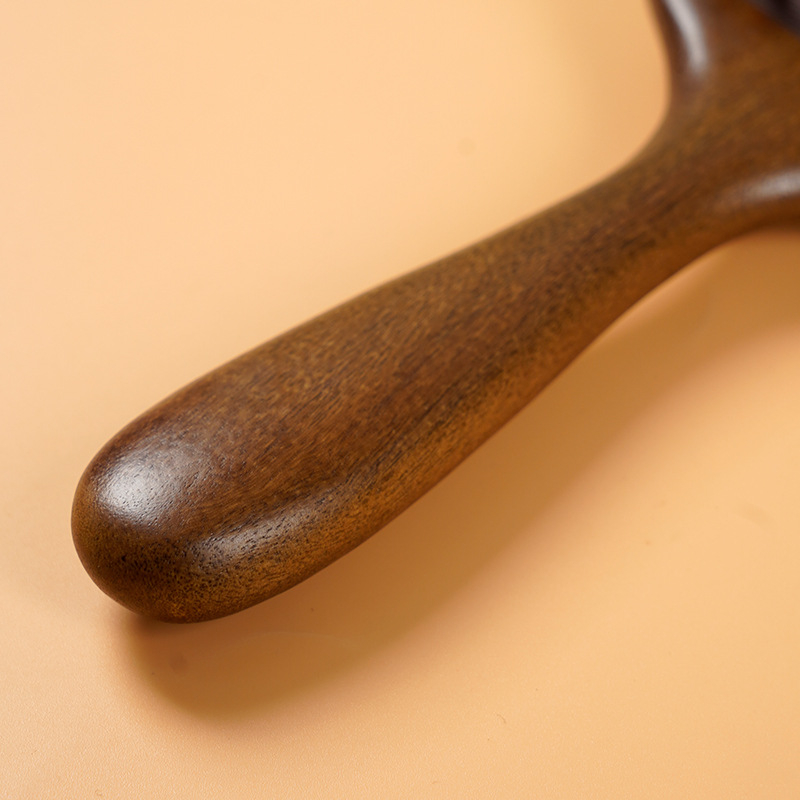 Szantálfa hajkefe légpárnás kialakítással, masszázsfunkcióval és gravírozott logóval