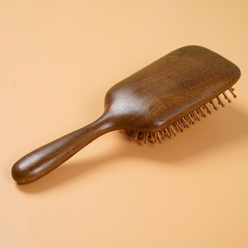 Szantálfa hajkefe légpárnás kialakítással, masszázsfunkcióval és gravírozott logóval