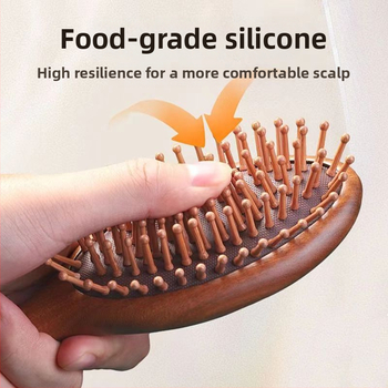 Szantálfából készült elliptikus alakú fésű, légpárnás masszázssal a fejbőrre és hajápolásra, hordozható