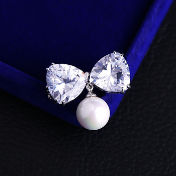 Broșă din cupru în formă de inimă pentru cămăși (Daiben dadbean); zirconiu și perle încrustate; stil coreean