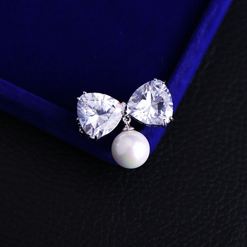 Broșă din cupru în formă de inimă pentru cămăși (Daiben dadbean); zirconiu și perle încrustate; stil coreean