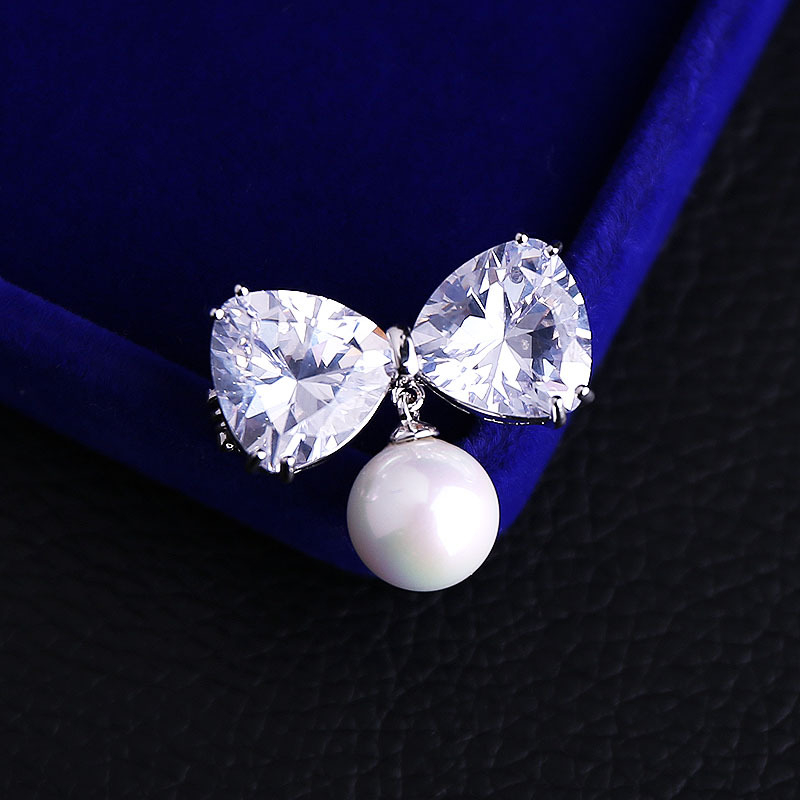 Broșă din cupru în formă de inimă pentru cămăși (Daiben dadbean); zirconiu și perle încrustate; stil coreean