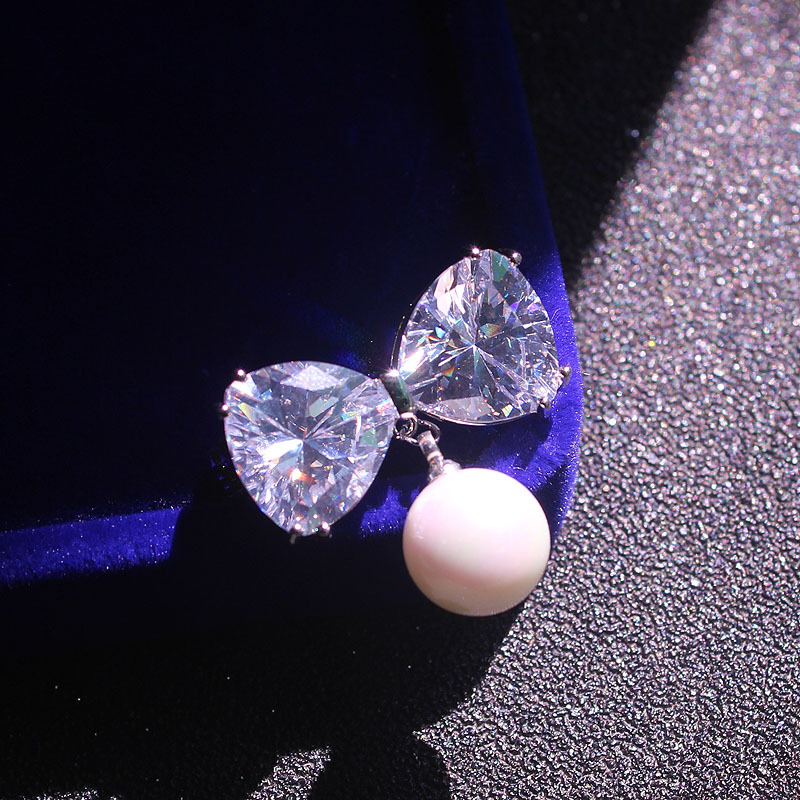 Broșă din cupru în formă de inimă pentru cămăși (Daiben dadbean); zirconiu și perle încrustate; stil coreean