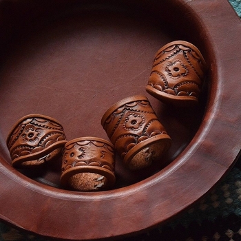 Gravírozott négyszögletes sálcsat PU anyagból, uniszex, irodalmi stílus, standard hossz, 2025 tavasz