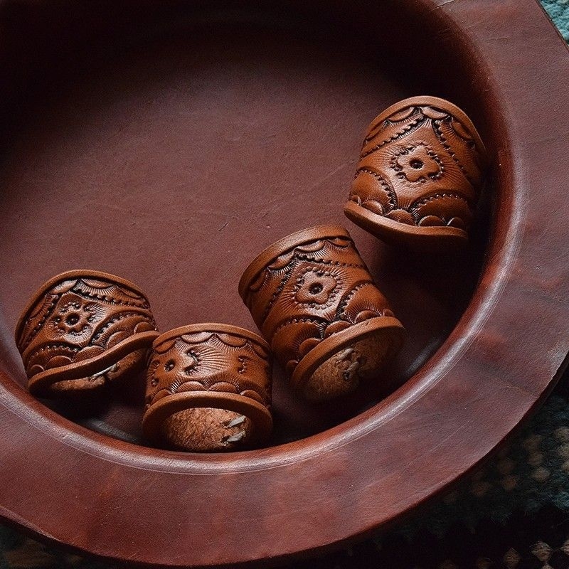 Gravírozott négyszögletes sálcsat PU anyagból, uniszex, irodalmi stílus, standard hossz, 2025 tavasz