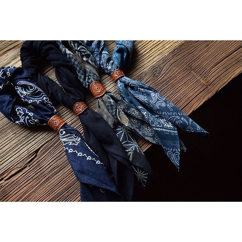 Gravírozott négyszögletes sálcsat PU anyagból, uniszex, irodalmi stílus, standard hossz, 2025 tavasz