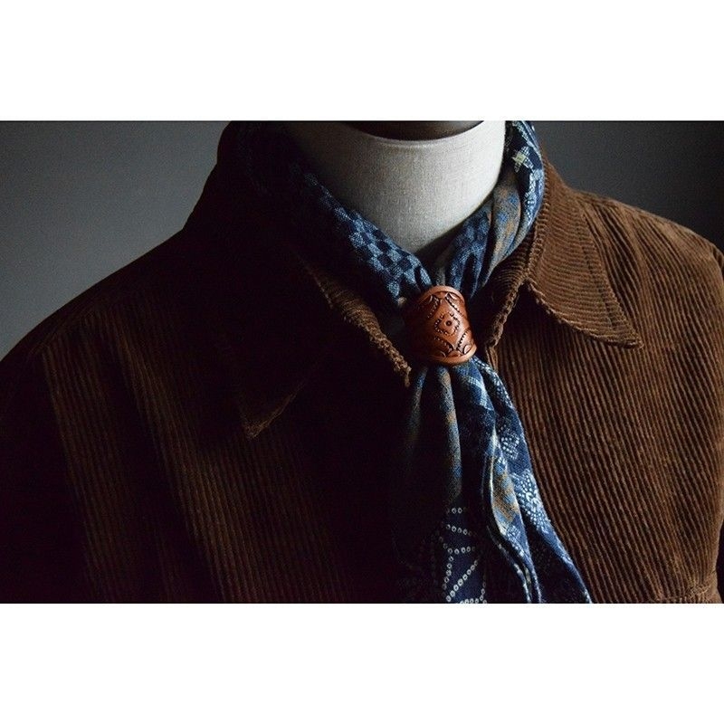 Gravírozott négyszögletes sálcsat PU anyagból, uniszex, irodalmi stílus, standard hossz, 2025 tavasz