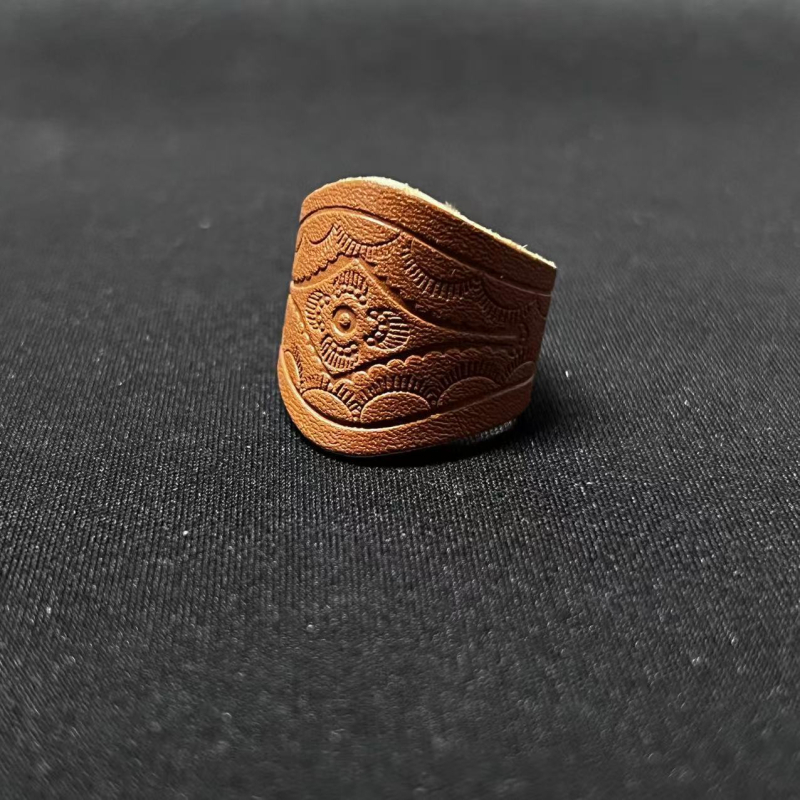 Gravírozott négyszögletes sálcsat PU anyagból, uniszex, irodalmi stílus, standard hossz, 2025 tavasz