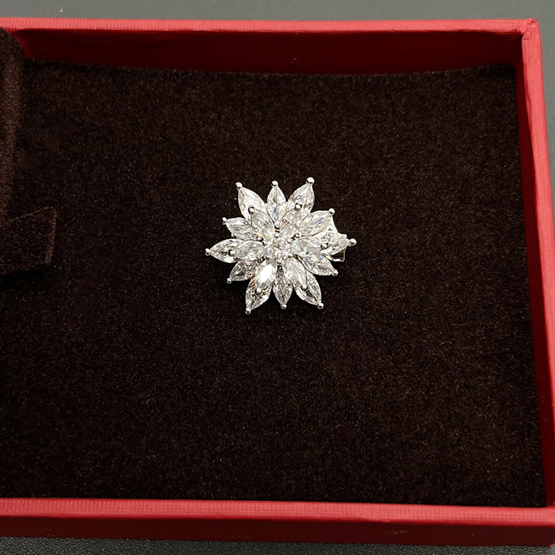 Broșă – stil coreean, design floral, cupru, micro-incrustare, funcție: anti-lumină (Material: Cupru; Stil: Coreean; Design: Floral; Tratament: Micro-incrustare; Funcție: Anti-lumină)