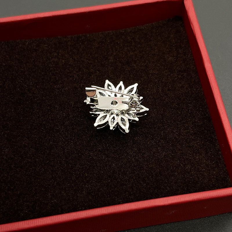 Broșă – stil coreean, design floral, cupru, micro-incrustare, funcție: anti-lumină (Material: Cupru; Stil: Coreean; Design: Floral; Tratament: Micro-incrustare; Funcție: Anti-lumină)