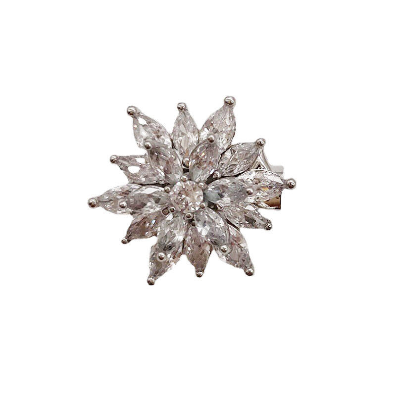 Broșă – stil coreean, design floral, cupru, micro-incrustare, funcție: anti-lumină (Material: Cupru; Stil: Coreean; Design: Floral; Tratament: Micro-incrustare; Funcție: Anti-lumină)