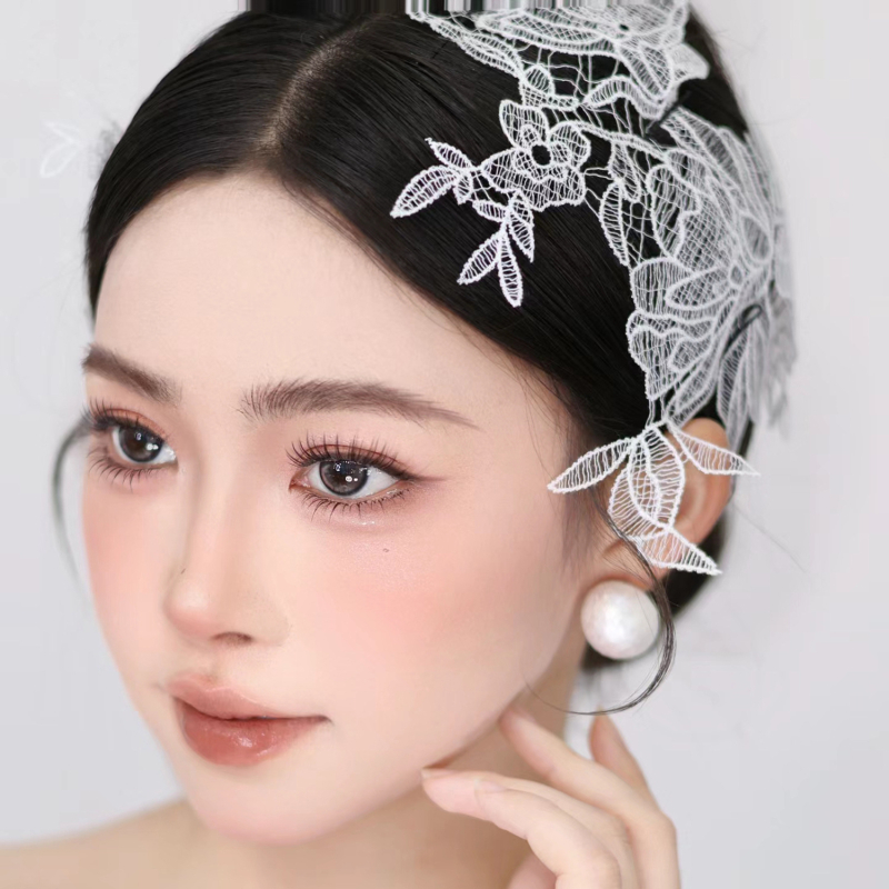 Käsitsi valmistatud pitsilillede juuksekaunistus pruutidele, lihtne naiselik stiil, kangamaterjal, kohandatav, suvi 2024.