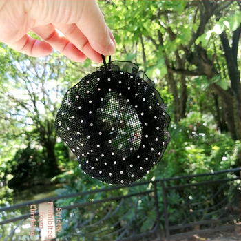 Nėrinių plaukų tinklelis kuokštui su raišteliu ir sagtele — retro stilius lotynų šokiams, su pilnais deimantų kristalais, itin ryškus