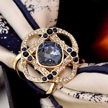 X formájú sálkapocs, ötvözetes anyag, kristály mozaik, virágmotívumok, elektroplakált felület, 2023 tavasz kollekció.