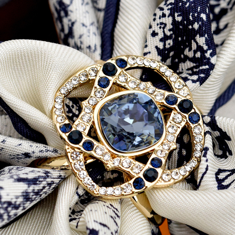 X formájú sálkapocs, ötvözetes anyag, kristály mozaik, virágmotívumok, elektroplakált felület, 2023 tavasz kollekció.