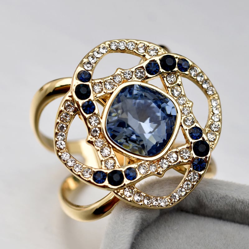 X formájú sálkapocs, ötvözetes anyag, kristály mozaik, virágmotívumok, elektroplakált felület, 2023 tavasz kollekció.