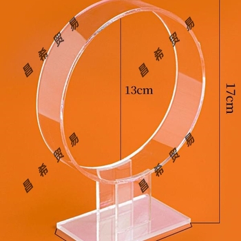 Hajcsat és fejkendő kiállító polc – selyemfonal, rajzfilmszerű stílus, 2025 tavasza