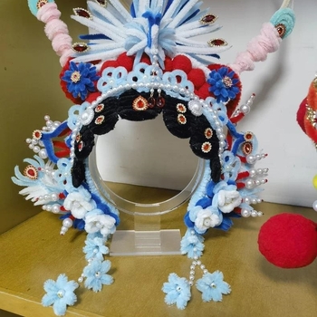 Hajcsat és fejkendő kiállító polc – selyemfonal, rajzfilmszerű stílus, 2025 tavasza