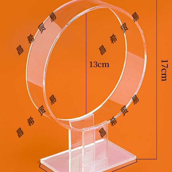 Hajcsat és fejkendő kiállító polc – selyemfonal, rajzfilmszerű stílus, 2025 tavasza