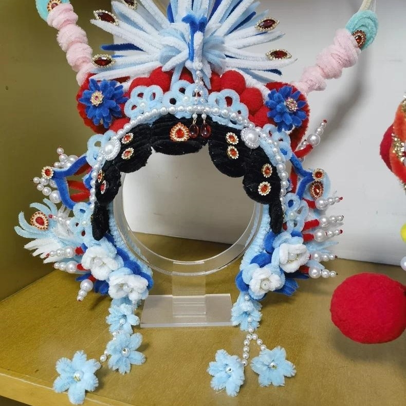 Hajcsat és fejkendő kiállító polc – selyemfonal, rajzfilmszerű stílus, 2025 tavasza