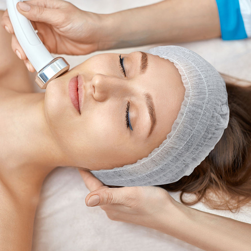 Vienkartinė plaukų juosta iš neausto audinio, dulkėms atspari, su galvos tvirtinimu, modelis WFC039; tinka grožio salonams, kirpykloms, sveikatos centrams ir namams.