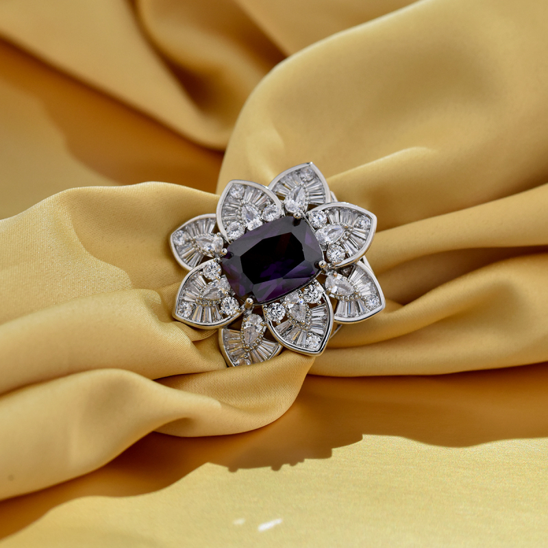 Selyemsálhoz tartozó klipebroš virágmotívummal (réz alap; cirkón-inlay; mikro-inlay; márka Into The Stranger)