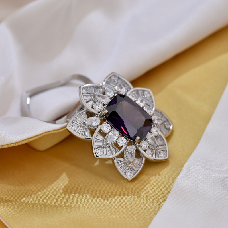 Selyemsálhoz tartozó klipebroš virágmotívummal (réz alap; cirkón-inlay; mikro-inlay; márka Into The Stranger)