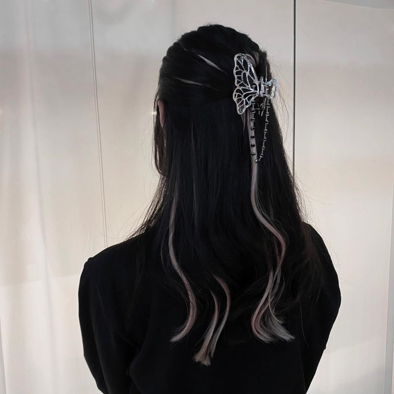 Fém pillangó hajcsat kristálylánccal — koreai stílus, galvanizált felület, hajcsat fogózáras, fejfedő dísz