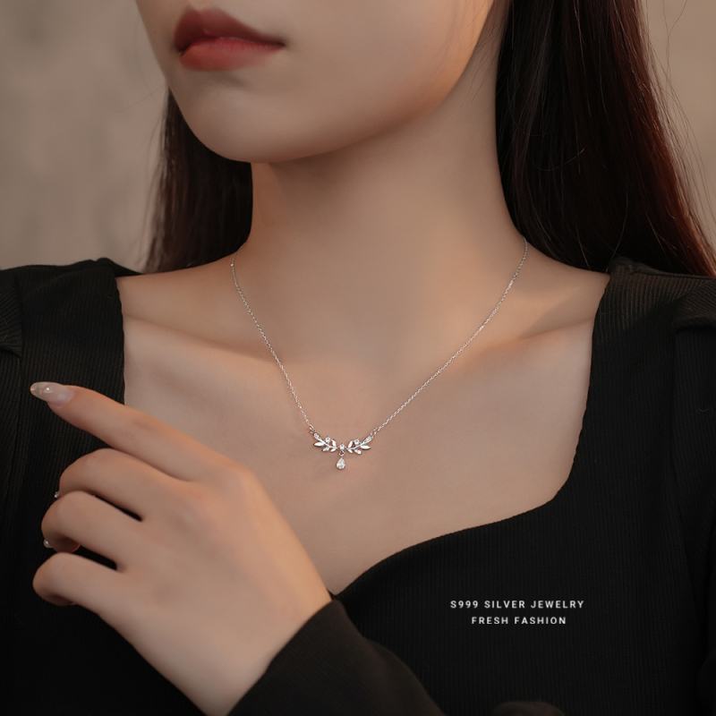 Laurel istennő motívumos nyaklánc ezüstből, cirkón beépítés, keresztlánc, állítható hossz 21–50 cm