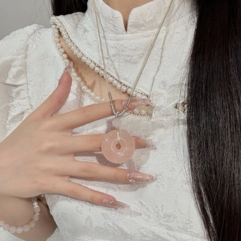 Kvarc kristályos medál, könnyű luxus stílus, October Accessories márka, 2025 nyár