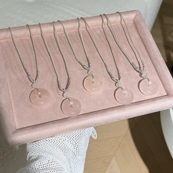 Kvarc kristályos medál, könnyű luxus stílus, October Accessories márka, 2025 nyár