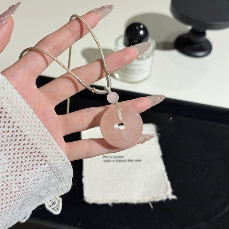 Kvarc kristályos medál, könnyű luxus stílus, October Accessories márka, 2025 nyár