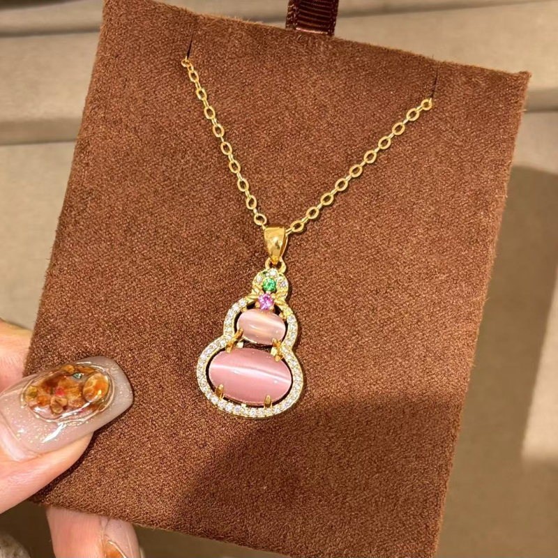 Náhrdelník – meďový prívesok, geometrický tvar, pravidelný reťazec, dĺžka 41–50 cm, štýl stredovekej literárnej retro