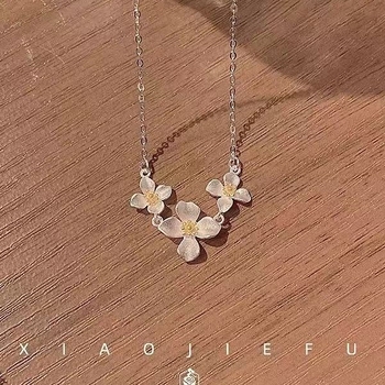 Colier Gardenia pentru femei — cupru cu zirconiu, finisaj vintage uzat, formă florală, lanț încrucișat, pandant din cupru încrustat cu zirconiu