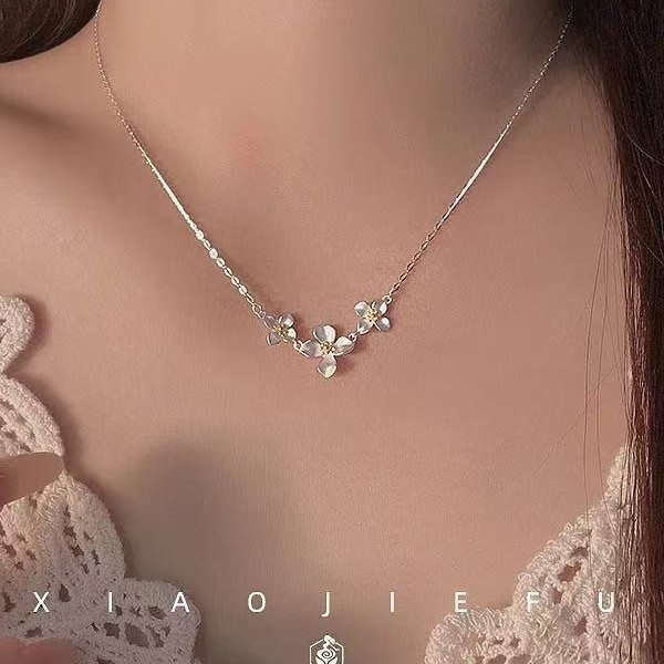 Colier Gardenia pentru femei — cupru cu zirconiu, finisaj vintage uzat, formă florală, lanț încrucișat, pandant din cupru încrustat cu zirconiu